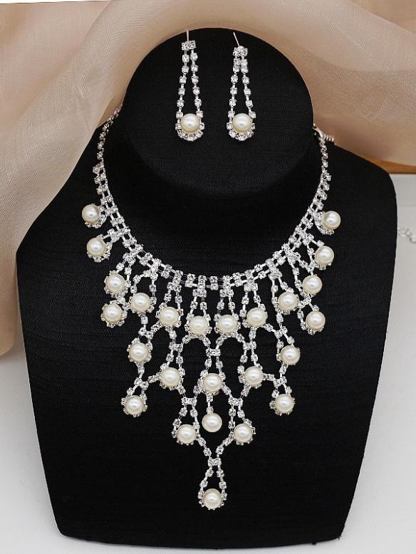 Rhinestone mix pearl necklace & earrings