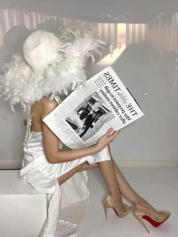 Three colors ostrich feather stage hat